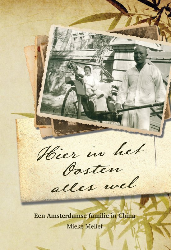 Boekomslag met zwart-witfoto van een riksja, met de titel: 'Hier in het Oosten alles wel. Een Amsterdamse familie in China'.