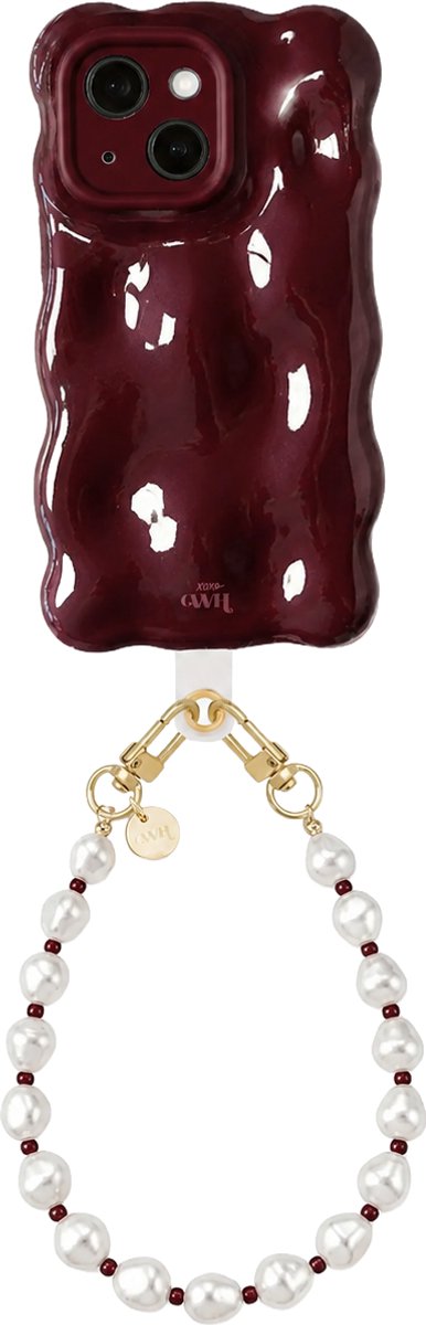 xoxo Wildhearts Bubbly case Burgundy - Burgundy Pearl (kort koord) - geschikt voor iPhone 13 - Hoesje met telefoonkoord - golvend hoesje met kralenketting - Telefoonhoesje met afneembaar koord - schokbestendig - Bordeaux rood / Burgundy