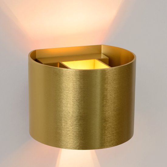 Cilindrische mat gouden wandlamp met verstelbare LED-lichtbron en een opaal witte diffuser.