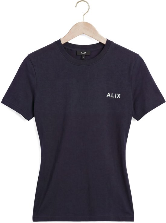 Donkerblauw T-shirt met ronde hals en witte 'ALIX' tekst op de borst, hangend op een kledinghanger.