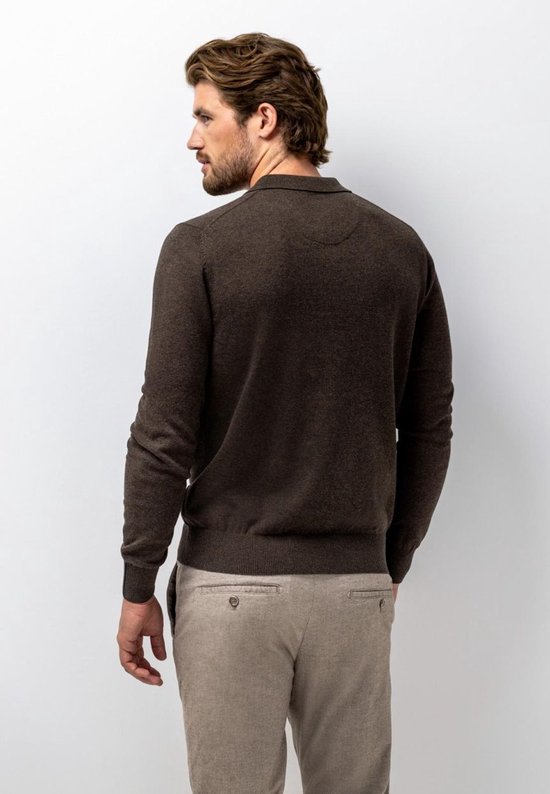 Achteraanzicht van het model in een donkerbruine gebreide polo met lange mouwen en beige pantalon.