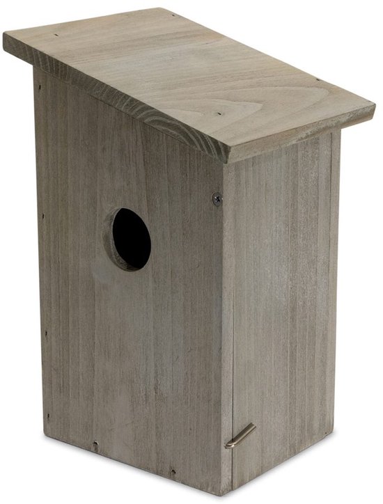 Grijs houten vogelhuisje met een rond invlieggat en schuin aflopend dak.