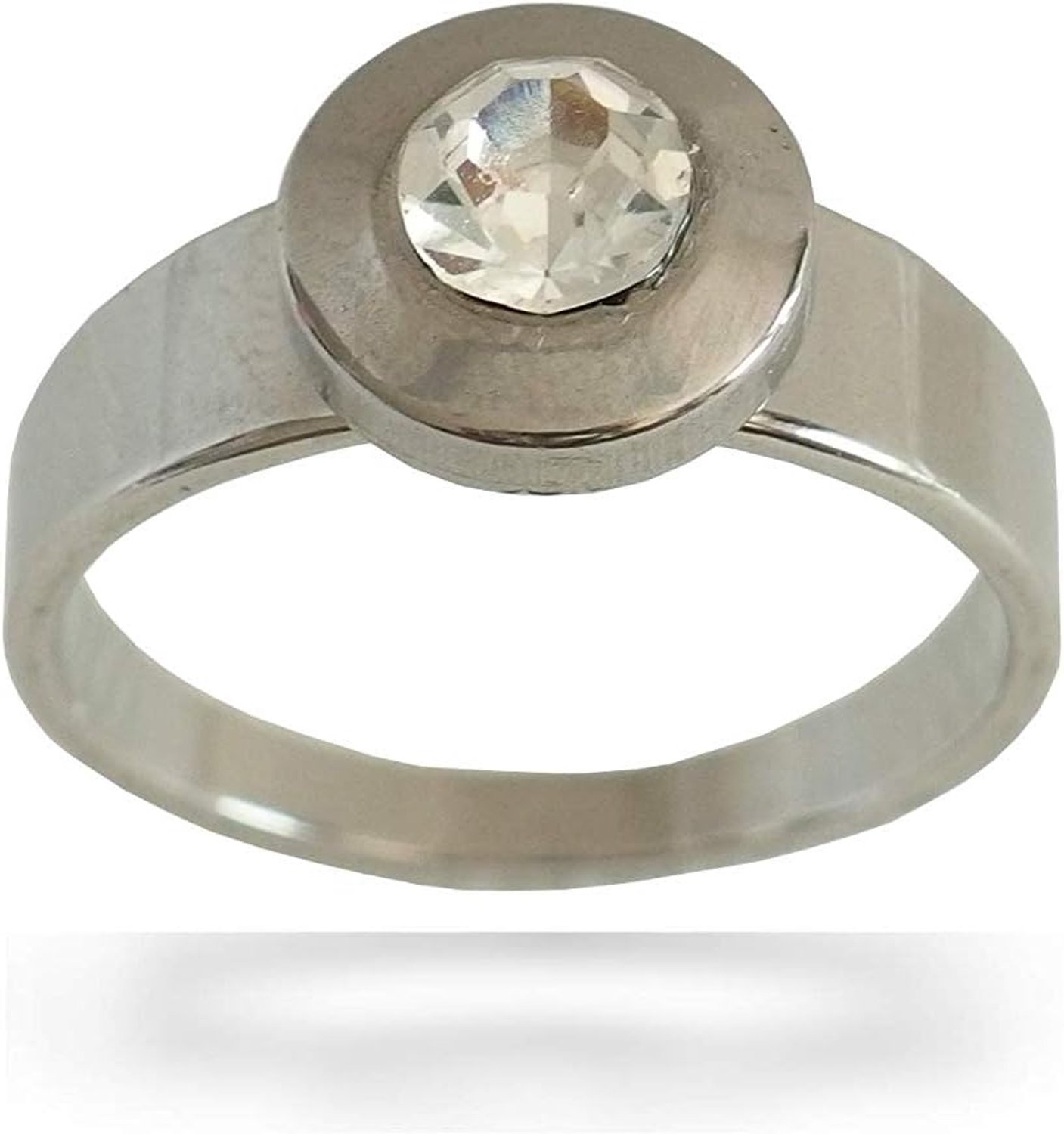 Ring van grijs staal met een strass steentjes