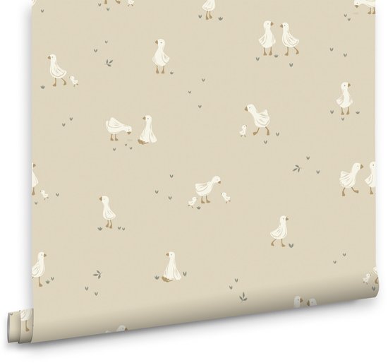 Behang met beige achtergrond en een patroon van witte gansjes en kleine blaadjes uit de Little Goose collectie.