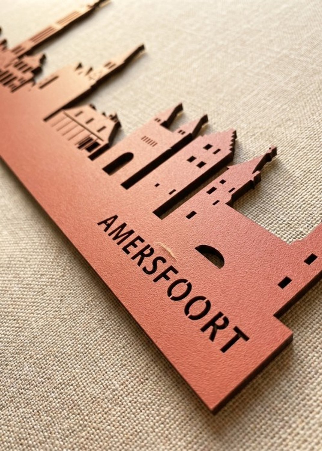 Houten Skyline Amersfoort | Wanddecoratie voor aan de muur | Rood MDF | 70 x 14 cm