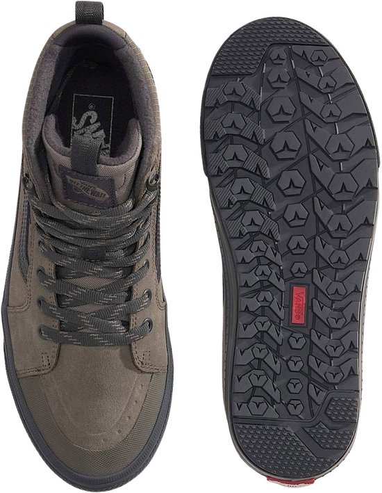 Bovenaanzicht van bruine Vans sneaker naast de onderkant met grof profiel voor extra grip.