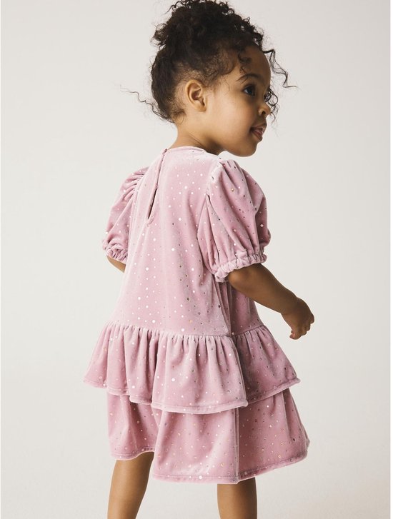 Roze fluwelen jurk voor meisjes met pofmouwen, glinsterende stippen en een gelaagde rok.