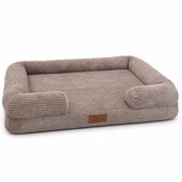 Lege taupekleurige orthopedische hondenmand van ribstof met By Cee Cee label op witte achtergrond.