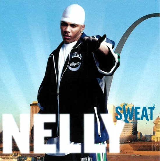 Nelly in een zwart-wit sportjack met witte hoofdband, voor de Gateway Arch in St. Louis met de tekst 'NELLY SWEAT'.