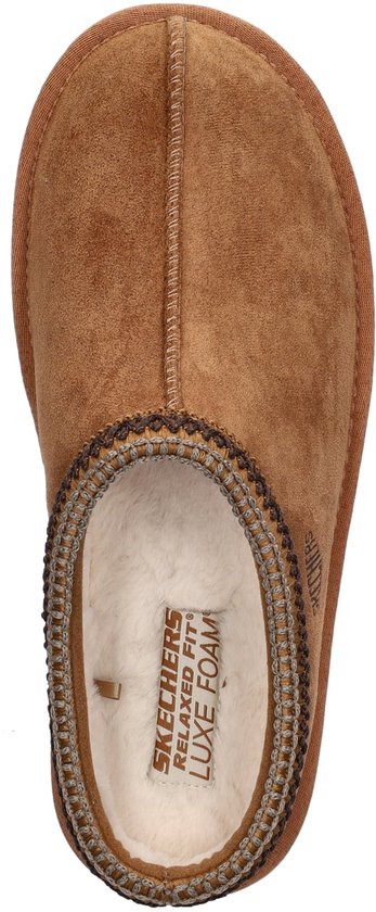 Bovenaanzicht van een bruine suède pantoffel met decoratieve bies en 'Relaxed Fit Luxe Foam'-inlegzool.