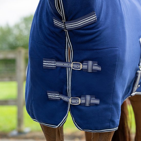 Donkerblauwe fleece halsdeken met zilveren gespen en gestreepte details voor bevestiging aan de deken.