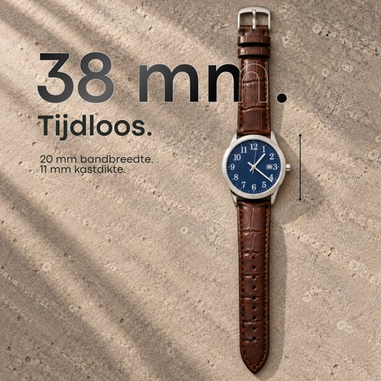 Horloge van 38 mm met blauwe wijzerplaat en bruine band, weergegeven op een zandkleurige ondergrond.