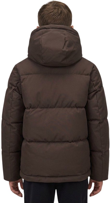 Jongens bruine puffer jas met capuchon, van de achterkant.