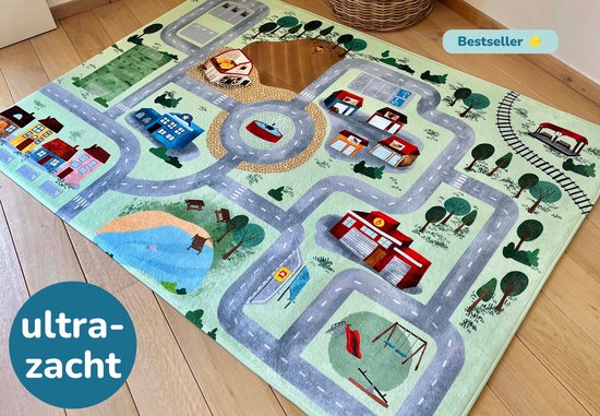 Lichtgroen speelkleed met wegen, huizen, een meer, een speeltuin en een spoorweg. Met de tekst 'ultra-zacht'.