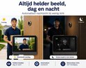 Vergelijking van camerabeelden overdag in kleur en 's nachts in zwart-wit.