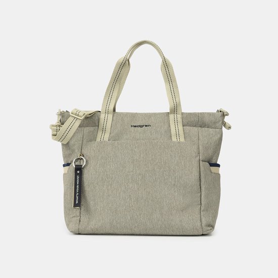 Grijze Hedgren tote tas van voren bekeken, met beige hengsels, zijvakken en een zwarte 'WHAT'S YOUR MOVE?' sleutelhanger.