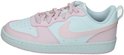 Zijaanzicht van witte Nike sneakers met roze veters en roze Nike logo.