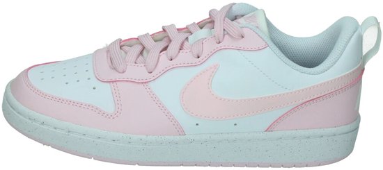 Zijaanzicht van witte Nike sneakers met roze veters en roze Nike logo.