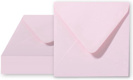 Stapel vierkante lichtroze enveloppen op een witte achtergrond.