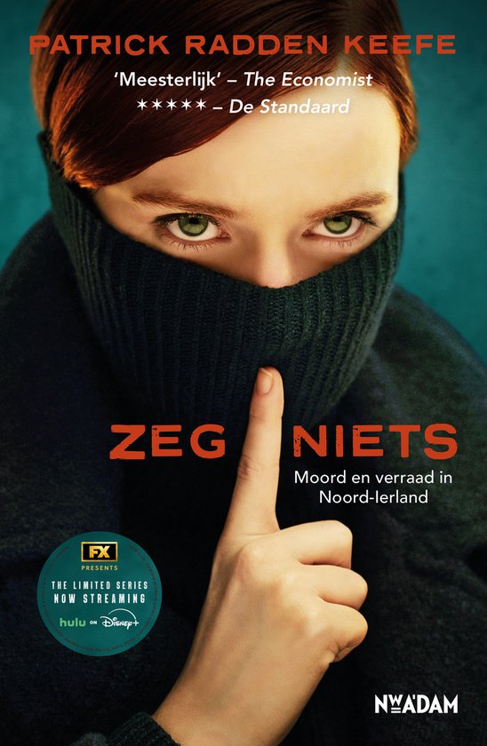 Boekcover met close-up van een vrouw met opgetrokken coltrui. Titel 'Zeg Niets'.