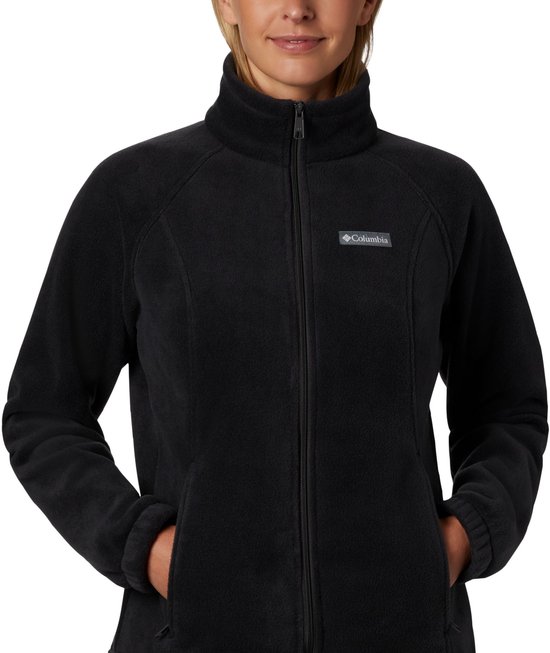 Zwarte Columbia fleece trui met rits, op de borst een Columbia logo. De handen zijn in de zakken.