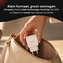 Hand legt witte Xedor 20W GaN snellader in een beige tas.
