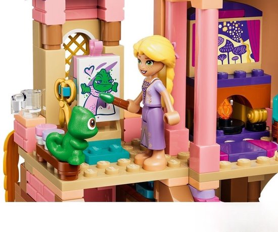 Lego Rapunzel schildert Pascal in het Disney kasteel. Pastelkleurig met details van het interieur.