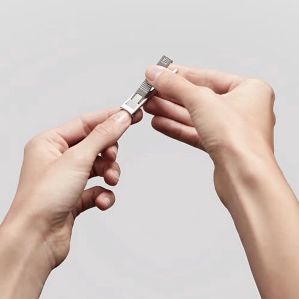 Compacte Nagelknipper in Metalen Doos – Ultradun Ontwerp met Nagelvijl en Curved Snijkant voor Reisgebruik, Inclusief Leren Etui