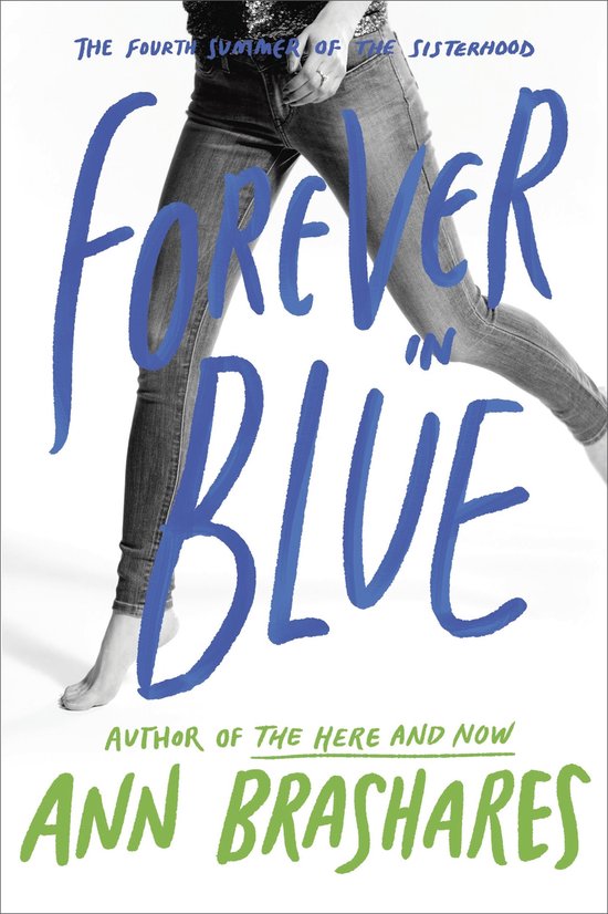 Couverture de livre avec les lettres bleues 'Forever in Blue' sur une photo en noir et blanc d'une femme en jean.