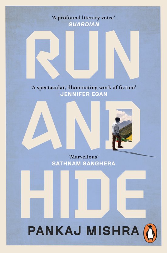 Boek "Run And Hide" van Pankaj Mishra. Grote letters met een jongen die uit een raam kijkt naar een berglandschap.