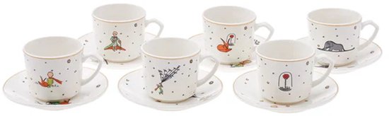 Zes individuele porseleinen espressokopjes met schotels, elk met verschillende Le Petit Prince-afbeeldingen.