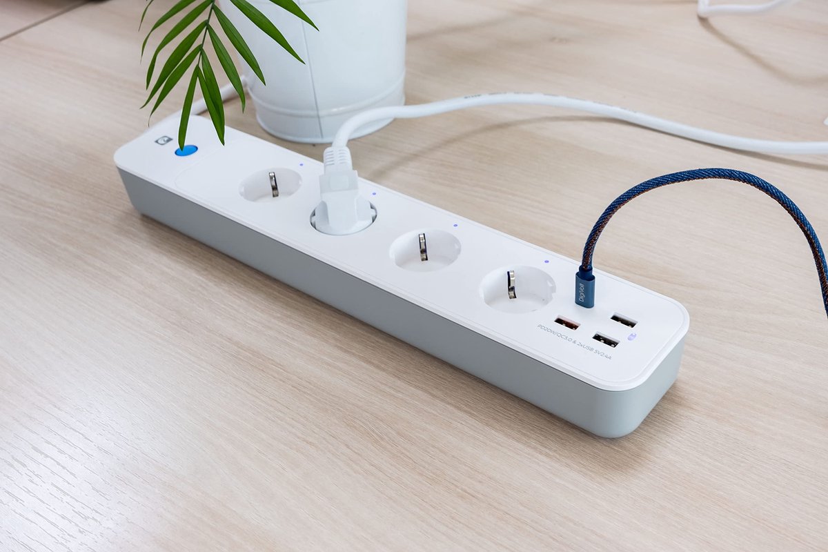 SnelShoppen - Smart WLAN-stekkerdoos met 4 stopcontacten, 2 USB-A, USB C, USB 3.0, snelladen PD20W/QC3.0, programmeerbaar, verbruiksmeter, app- en spr
