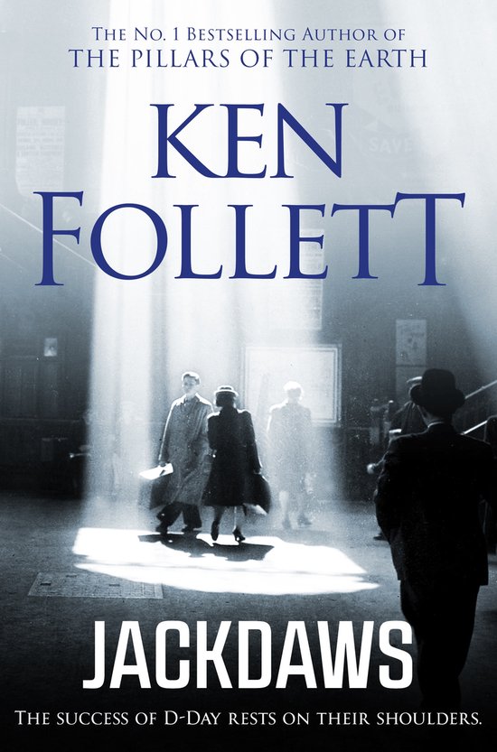Boekomslag van Jackdaws door Ken Follett. Mensen in klassieke kleding lopen door een verlichte, rokerige ruimte. "The success of D-Day rests on their shoulders."