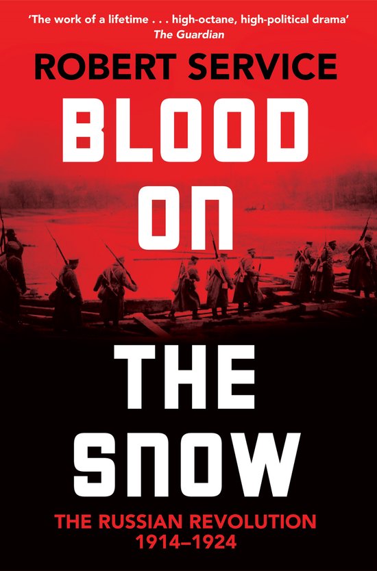 Boek 'BLOOD ON THE SNOW' door Robert Service, over de Russische Revolutie. Rode tekst op een donkere achtergrond met soldaten.