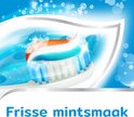 Tandenborstel met tandpasta in rood, wit en blauwe kleuren, met bubbels. "Frisse mintsmaak".