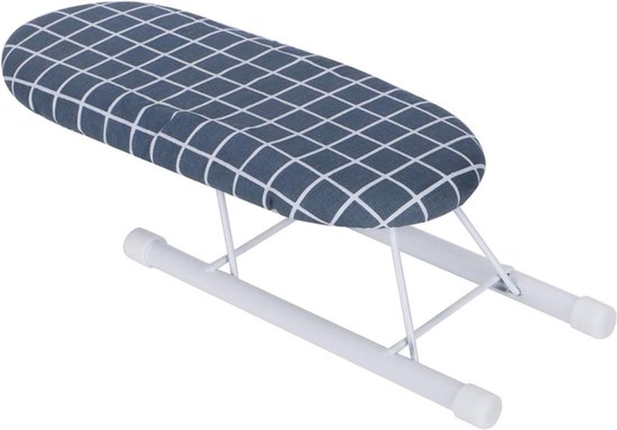 Opvouwbare mini strijkplank met donkerblauw geruit patroon, ruimtebesparend ontwerp voor thuis en onderweg, lichtgewicht en compact voor eenvoudig gebruik en opbergen