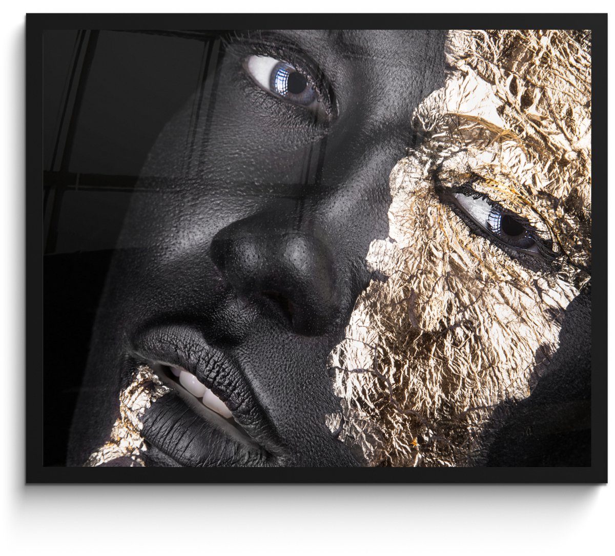 Poster in lijst - Fotolijst 80x60 cm - Posters - Vrouw - Goud - Zwart - Verf - Luxe - Post