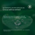 Close-up van een blad met waterdruppels, met op de achtergrond tekst over "Crocus sativus extract" en "Saffraankrokus extract 30 mg".