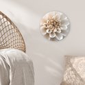 Wandcirkel van een witte dahlia met zachte beige tinten, hangend in een interieur.
