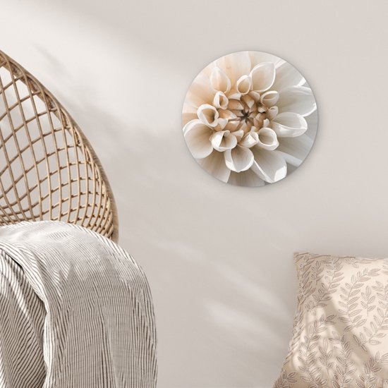 Wandcirkel van een witte dahlia met zachte beige tinten, hangend in een interieur.
