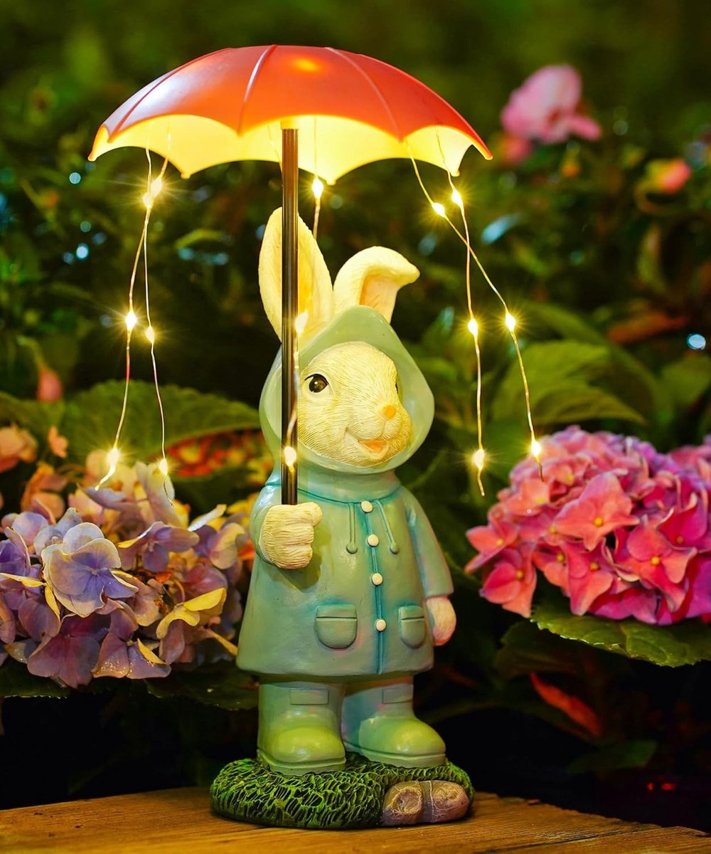 Solar Powered Rabbit Figurine met Regenjas, Tuin Decoratie, Grappige Konijn met Zonne-energie Lichten, Weerbestendig, Cadeau voor Vrouwen en Moeders, Schattige Tuinaccessoires