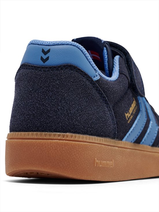 Detail van de achterkant van een donkerblauwe Hummel sneaker met klittenbandsluiting.