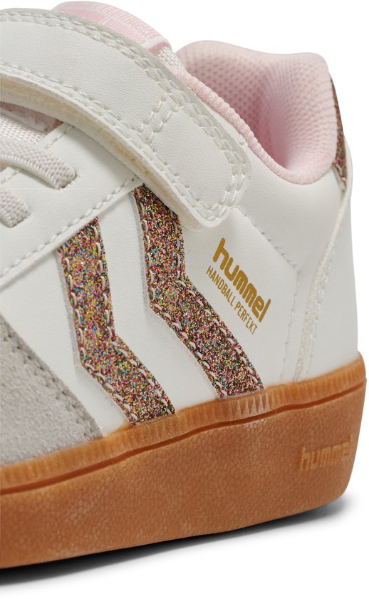Close-up van de witte hummel sneaker met roze glitterende strepen en bruine zool