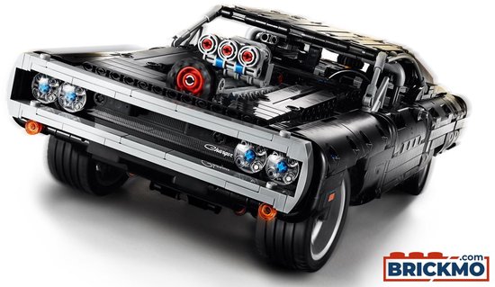 Zwarte Lego Charger met V8 motor, van achteren gezien.