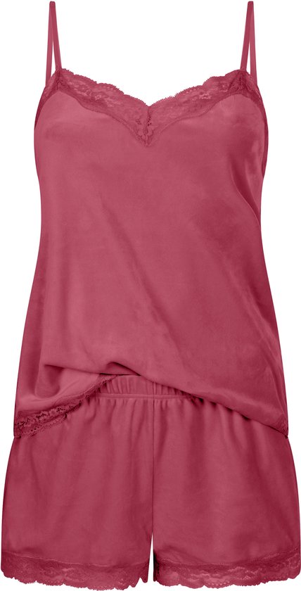 Een roze fluwelen camitop met kanten details, gedrapeerd over de tailleband van de bijpassende shorts.