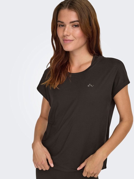 Een donkerbruin sportshirt met korte mouwen, een ronde hals en een klein grijs logo op de borst. Gedragen door een vrouw.