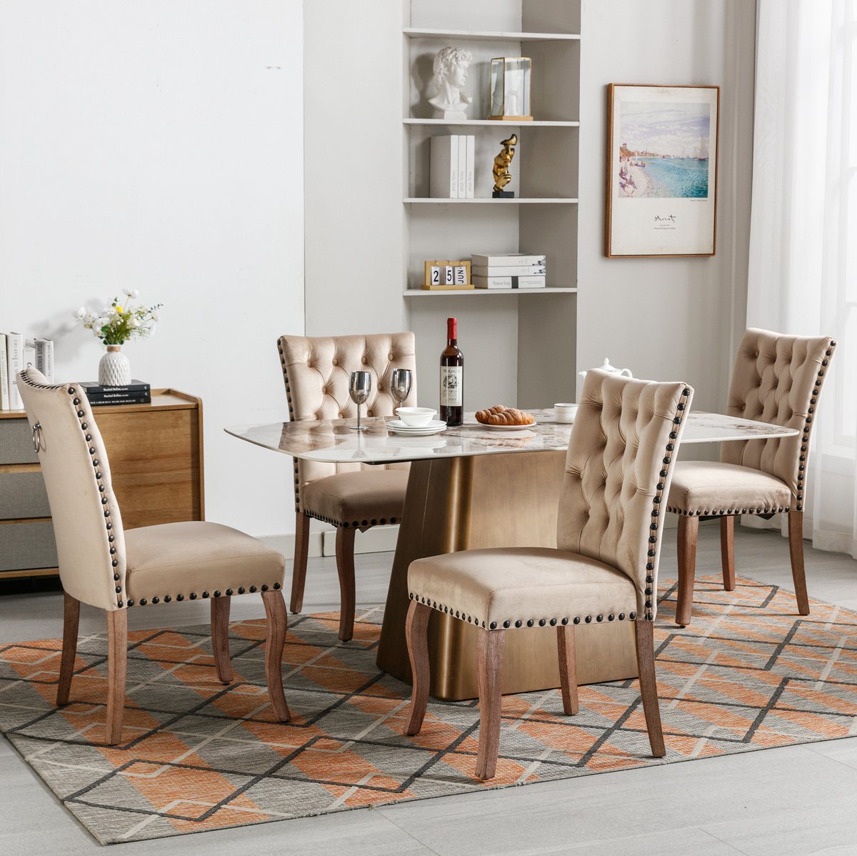 MEUNIQ Eetkamerstoel set van 4 in licht camel met velvet bekleding, gecapitonneerde rugleuning, nagelkopdetails en houten poten voor eetkamer of woonkamer
