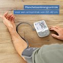 Close-up van een man die een bloeddrukmeter gebruikt. "Manchetaanbrengcontrole voor een armomtrek van 22-42 cm".