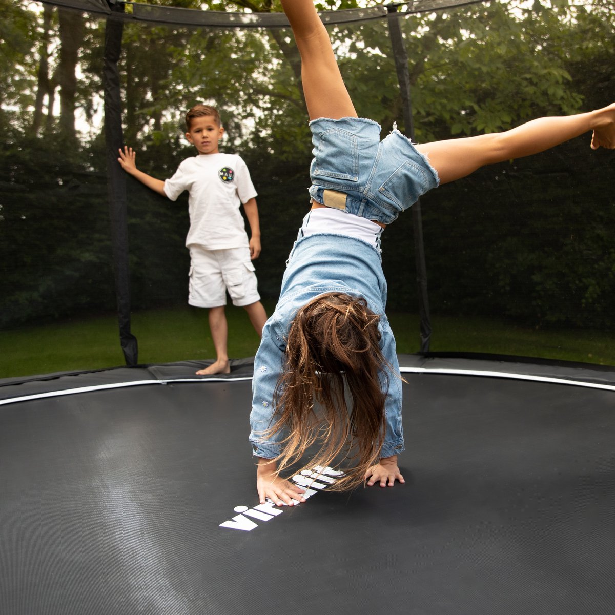 VirtuFit Premium Trampoline met Veiligheidsnet - Ø 251 cm Diameter - Incl. Beschermrand - Extra Veilig - Gratis trap - Water- en UV-bestendig - Max. 150 kg - Voor Kinderen en Volwassenen - Zwart – foto 3