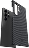 Zwarte carbon fiber hoesje voor Samsung Galaxy S24 Ultra, met camera uitsparing.